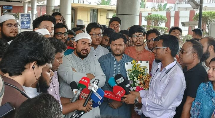 ইউনূসসহ উপদেষ্টাদের রাজপথে নামার আহ্বান নাহিদের