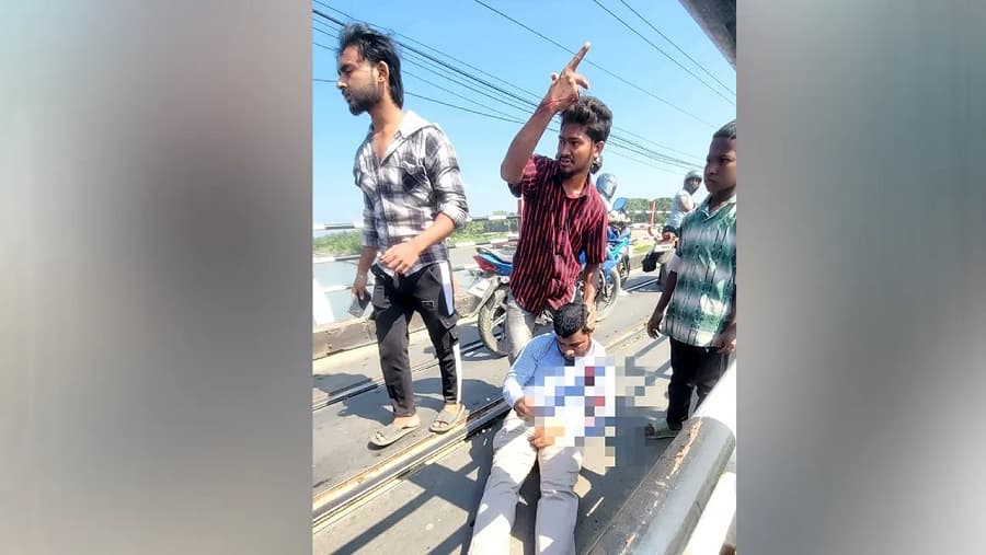 চলন্ত ট্রেন থেকে পড়ে গেলেন স্টেশন মাস্টার