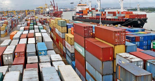 চট্টগ্রাম বন্দরে আমদানি-রপ্তানি কন্টেইনারের স্তূপ