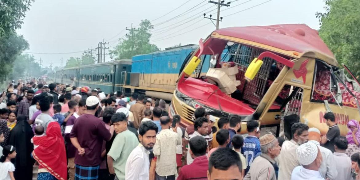 ট্রেন-বাস সংঘর্ষে ১২ জন নিহত: চট্টগ্রামের সঙ্গে রেল যোগাযোগ বন্ধ