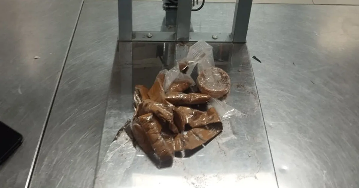 বিমানবন্দরে সাড়ে ৩ কোটি টাকার ¯^র্ণসহ আটক ১