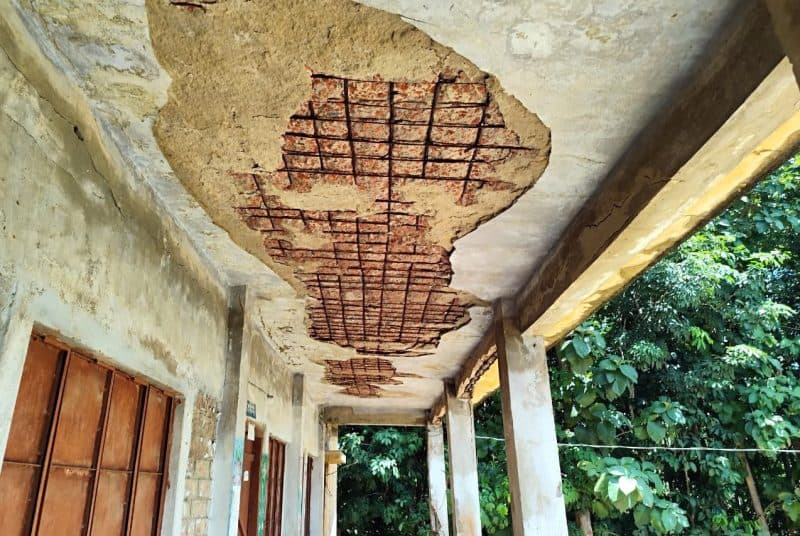 ঝুঁকিপূর্ণ ভবনে শতশিক্ষার্থীর ক্লাস, প্রধানশিক্ষকবিহীন ১০ বছর