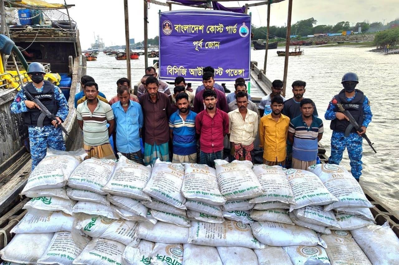মায়ানমারে পাচারের পথে সাড়ে ২২ হাজার কেজি ডিএপি সার, ২ ফিশিং বোটসহ আটক ২৩